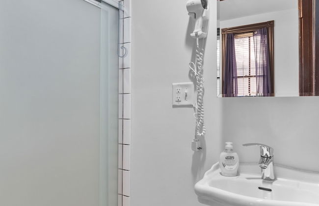 Charming Studio on Cherokee Street - JZ Vacation Rentals - Photo 20