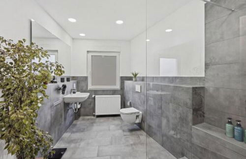 BAT Home Solutions Saarburg Altstadt - alles was ein Hotel nicht bietet - 3 Apartments 45 bis 75 qm für bis zu 12 Personen - direkt unter der Burg - 2 Min zur Altstadt - Weinbergblick, Heimkino und E-Ladesäulen - Foto 21