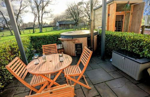 Luxury 2 Bed Cottage with Log Fire Hot Tub & Sauna - Foto 4