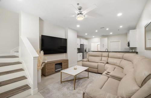 Luxurious Condo with Pool & Garage Close to Shopping - Foto 28