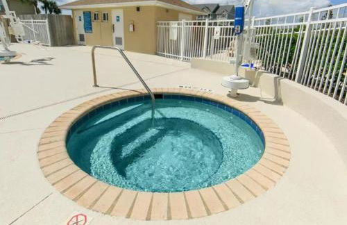 Enjoy mini golf, arcade games, and pools with Family in 2BD Orlando condo - Foto 40