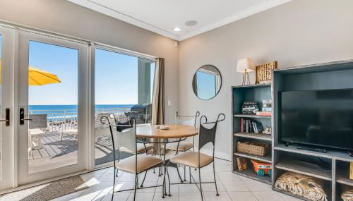 Dog-friendly beachfront dream with a wet bar & two furnished balconies - Foto 4