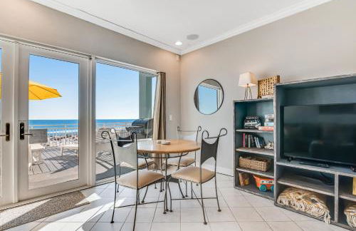 Dog-friendly beachfront dream with a wet bar & two furnished balconies - Foto 4