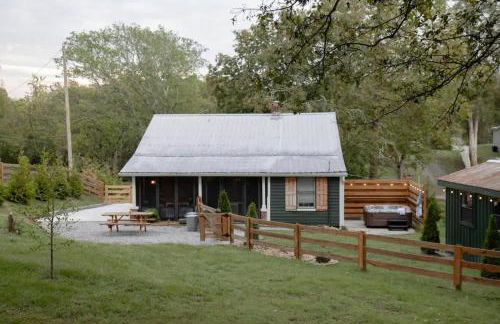 Leipers Fork Village Bungalow with Hot Tub & Firepit - Foto 2