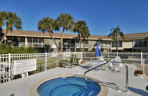 Walkable to Beach, Restaurants, Entertainment! - Photo 2
