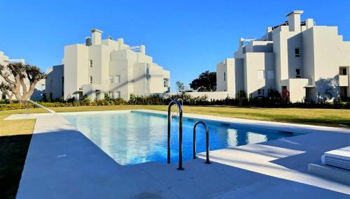 Experience Unrivalled Luxury at Emerald Greens Your Exclusive Retreat in the Heart of San Roque Club Resort - Foto 3