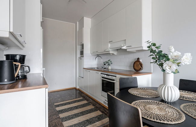 Modern 1BR Apt with Sauna, Balcony & Free Parking - Foto 3