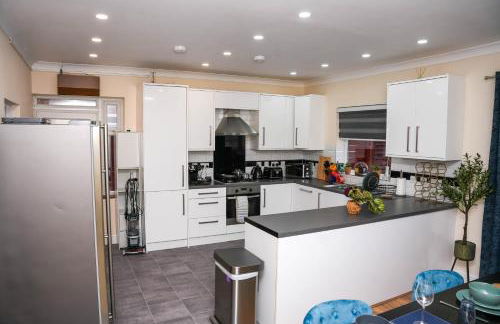 Large 4 Bedroom House Near Heathrow and M4 Free Parking - Foto 12