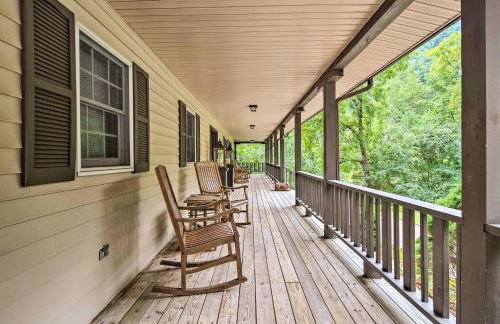 Deck with Fireplace Pet-Friendly Lake Lure Retreat - Foto 38