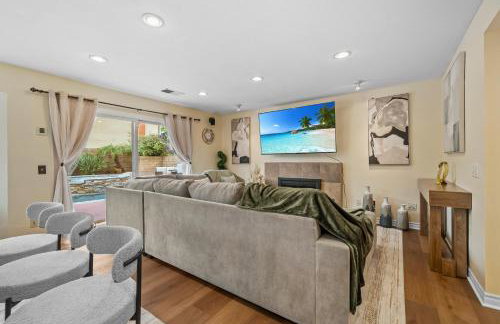 Entire Private Home with 4 Bedrooms, Pool, Hot Tub, King Bed, Garage, Available Now - Foto 45