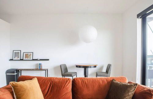 Chic East Side 1BR Apt with Balcony, Pool, and Gym - Foto 6