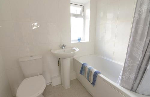 Alderton House - Spacious 3 Bed with Parking - Foto 11