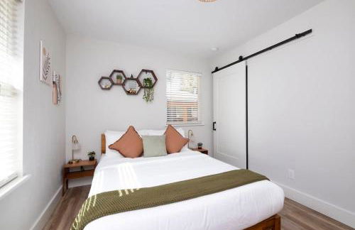 Serene Place Walk to UF Stadium Near Shands & Downtown - Photo 17