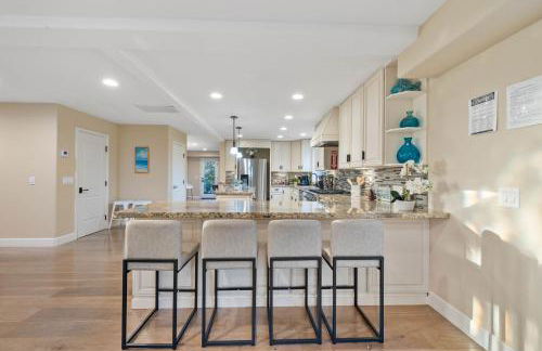 Oceanview Luxe Retreat with Rooftop - Foto 35