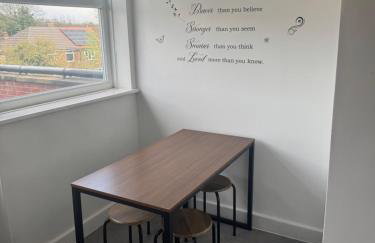 Comfortable 2-Bed Flat Balcony Near Airport - Photo 6