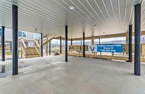 Upscale Riverfront Home with Beach and Fire Pit! - Foto 39