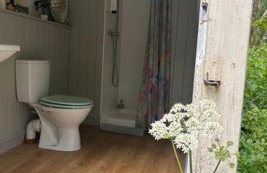 Otter Camp Private Riverside Glamping with Hot Tub - Foto 29