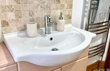 2-bedroom house in Cheltenham town centre - Photo 13