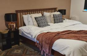 Stylish 5Bedroom Getaway in Quiet Mildenhall Area - Photo 2