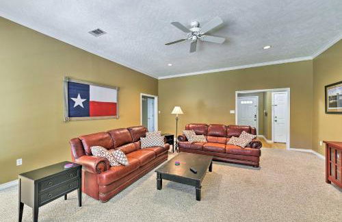 Cozy College Station Home with Patio and Fireplace - Foto 1