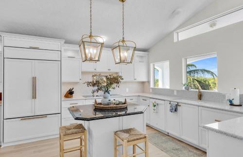 NEW LISTING! Reel Joy Waterfront Luxe with Pool and Private Dock home - Foto 29