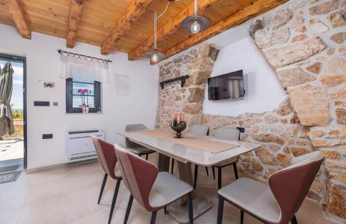 Villa Melary with Pool and Jacuzzi - Photo 9