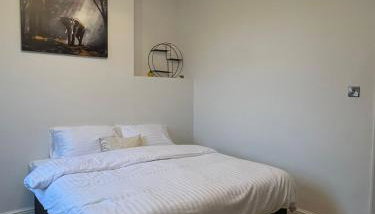 Perfect 1 Bed Apartment - Central with Parking, WiFi, TV, Desk - Foto 3