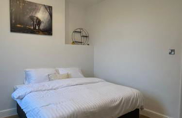 Perfect 1 Bed Apartment - Central with Parking, WiFi, TV, Desk - Foto 3