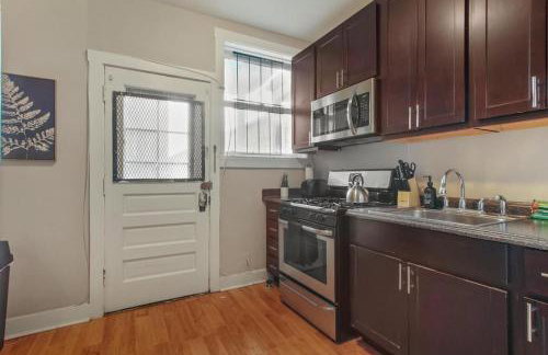 Perfect 3BR Apt in Chicago with WiFi & Laundry - Touhy 3N - Foto 9