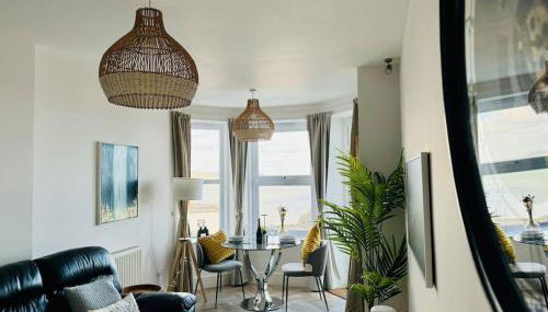 Luxury Sea View Apartment with Multi Room Balcony And Private Onsite Parking Only 300M From the Beach - Foto 3