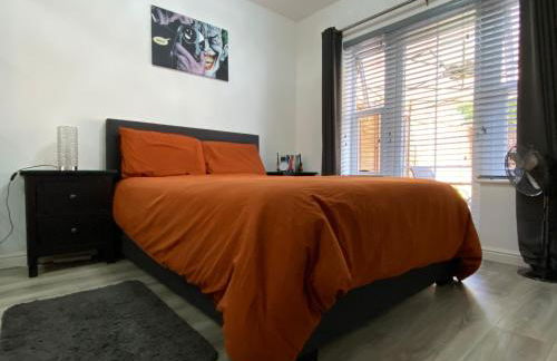 Modern 1 bedroom flat with patio garden & parking - Foto 9