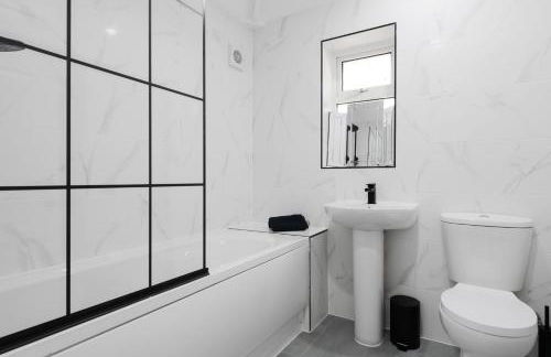 3Bed House-Free Parking - Foto 13