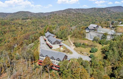 Wolf's Den~Views~Hot Tub~Home Theater~Hatley Ski! - Foto 59