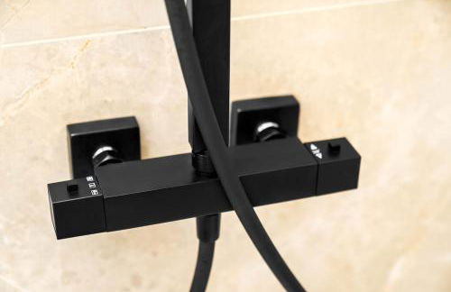 Marcot House Modern 5 bedroom house Solihull 10 mins drive from bhx & nec private off road parking - Foto 60