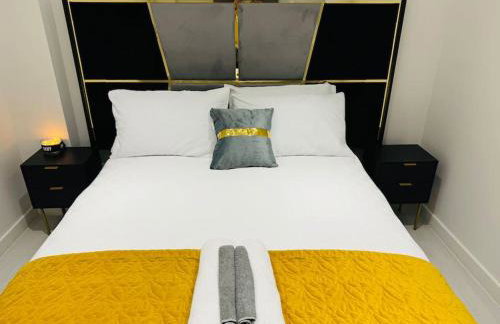 Perfect 1 Bed Apartment Sleeps 5 1 Kingsize bed 1 double Sofabed & Foldable Single bed Free Parking Wifi good transport network shopping Holiday Makers Families Contractors in North London - Photo 39