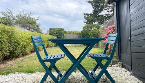 Les chats pitres Maison au calme rénovée avec jardin, terrasse aménagée, transats, abri à vélo, parking gratuit, 5 mn à pied du centre Bayeux proche des plages du débarquement - Photo 5, Garden, Garden view