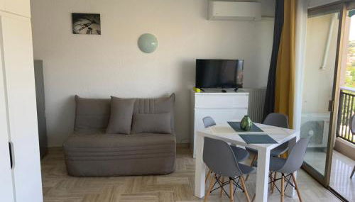 Cannes Marina Résidence Le Surcouf - Studio de 28m2 au 10ème étage avec piscine, terrasse, parking, vue montagne et port : Mandelieu-La Napoule - Foto 5