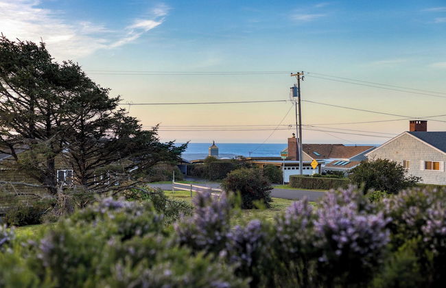 Half Block to Beach w/ Oceanview, Patio + Balcony The Shore Pine by Avantstay - Foto 6
