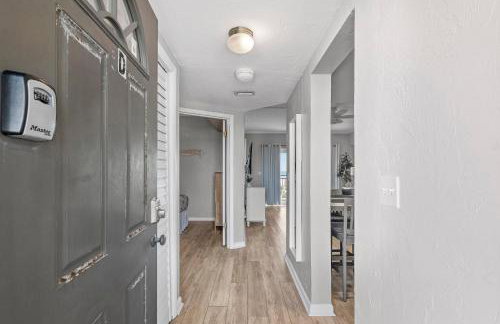 Polished oceanfront condo with pool access, private balcony & washer/dryer - Foto 12