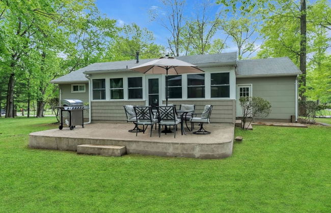 Fall Getaway With Hot Tub Fire Pit and Games - Photo 48