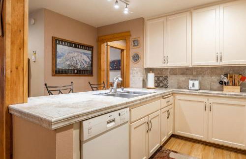 New Listing Updated 1 bedrm 1 bath Summit H Building #95 condo Just steps to Eagle Lodge sleeps 4 - Foto 19