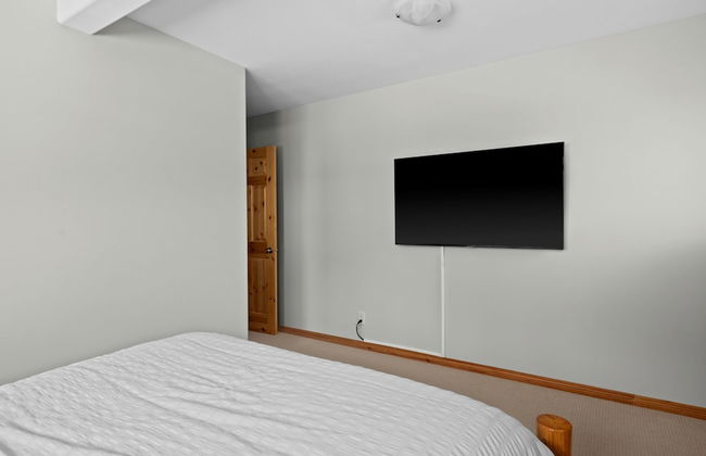 MODERN 4,500 sqft Ski Chalet: 5 Br + 6 Ba | Pool Table | Pool + PRIVATE Hot Tub - Photo 41