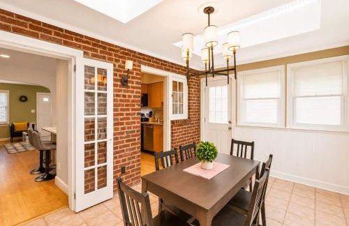 Beautiful 3BR 2BA Colonial House by CozySuites - Foto 30