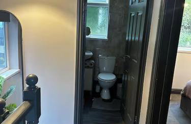 Luxurious Three-Bedroom Family Home with Free Parking - Foto 10