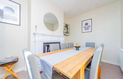 Central Townhouse Wolverhampton - Sleeps 8 - Ideal for Contractors & Families - Foto 8