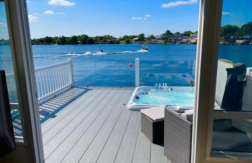 Lakeside Holiday Home with Hot Tub - Foto 1