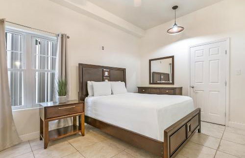 Modern 4BR City Condo 5min drive to FQ - Foto 14