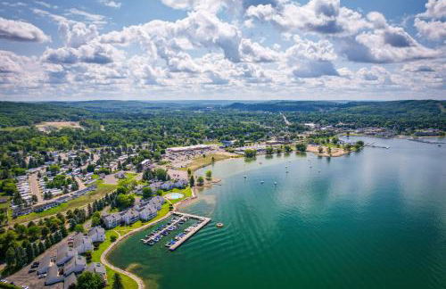 Luxury Lakefront Boyne City Townhome with Views! - Foto 38