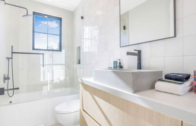 Villa Camellia - Charming 5 BR Home in the Heart of Studio City - Photo 45