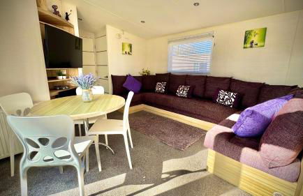 Marton Mere - 3 Bedroom Caravan- by Holiday Homes - Photo 13